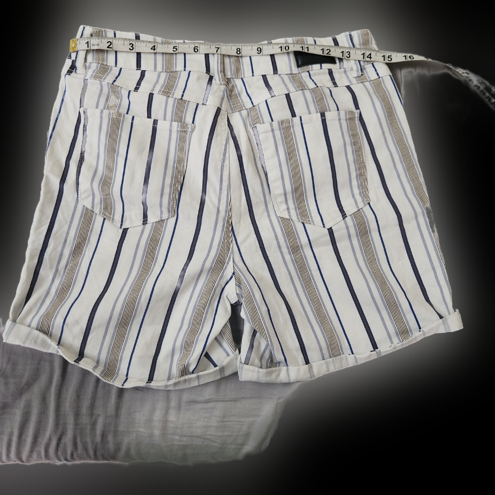 Shorts - Picture 2 of 4